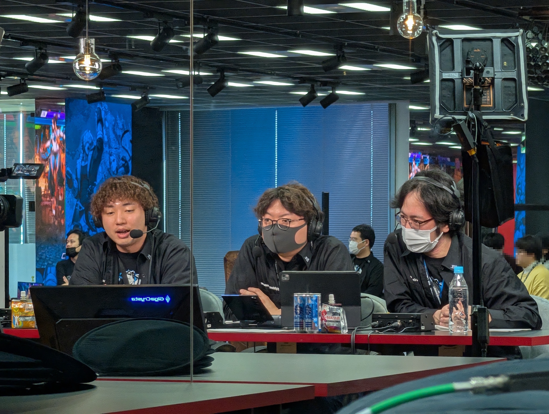 全国大会では実況解説はハマシカ、ヨシヲも含め、総勢5人ほどが入れ替わりつつ配信を盛り上げた。写真はミラー越しに撮影したもの