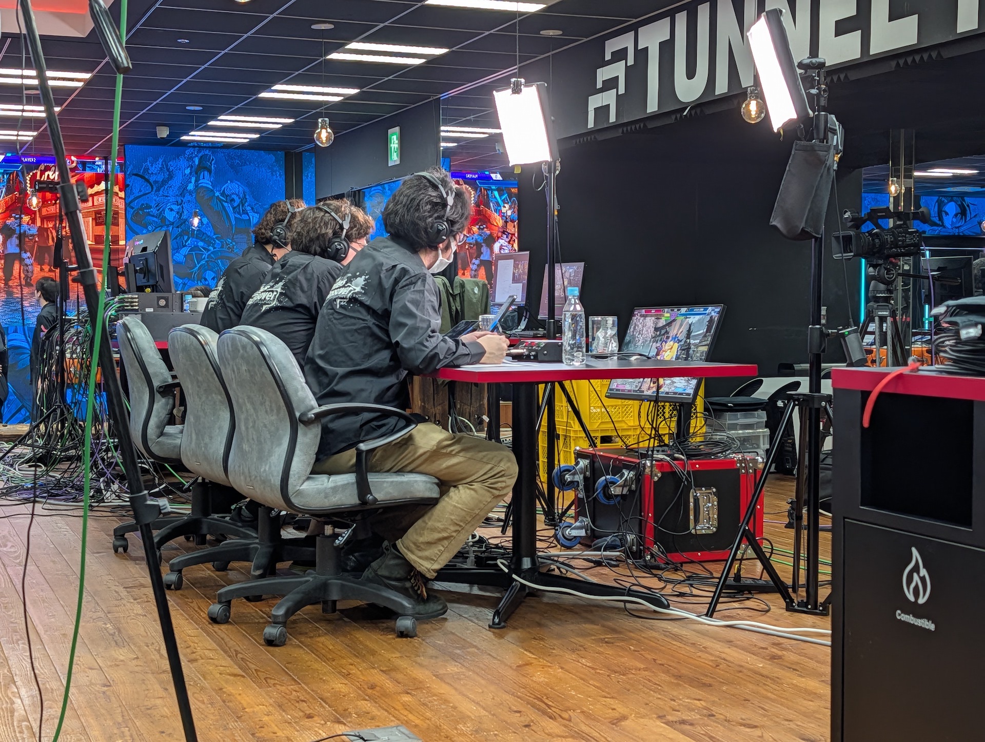 配信向けの実況解説席は会場の反対側に向けて設置されていた