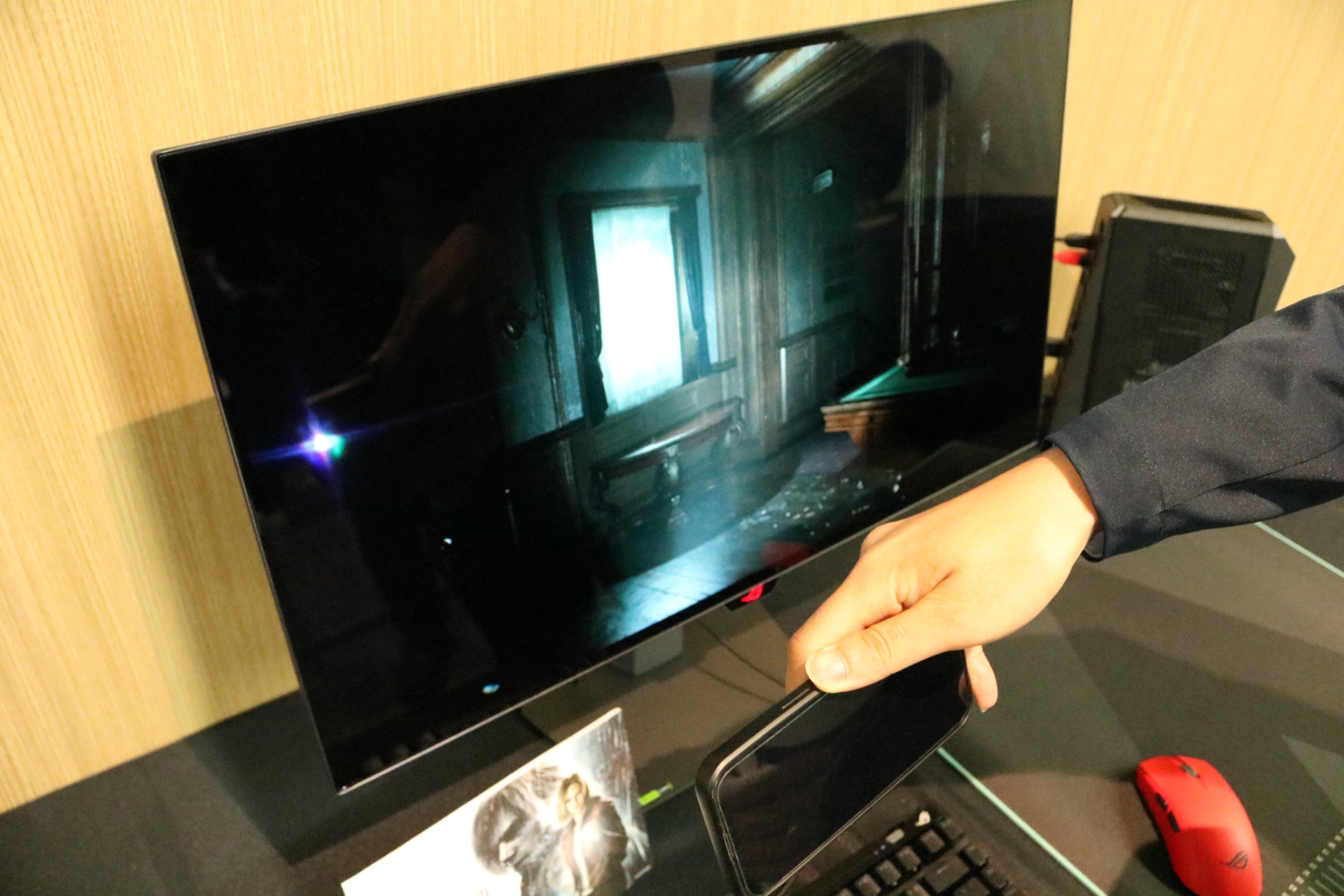 光の反射が抑えられているため、高コントラストの映像に没入できるところが◎