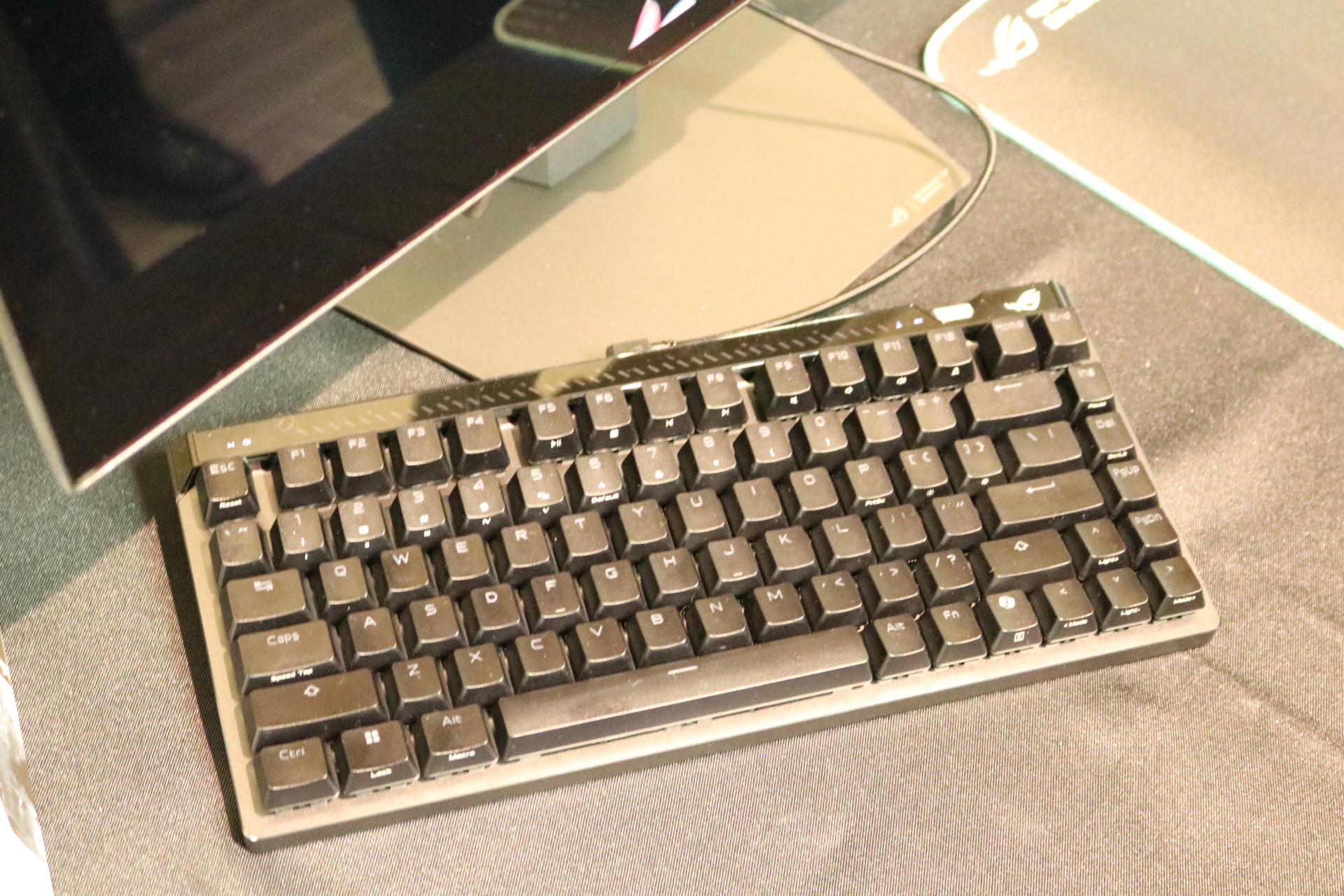 スタッフによると、平面スタンドのメリットはキーボードの斜め置きがしやすい点にあるという。キーボードを斜め置きにする人に刺さるのではないだろうか