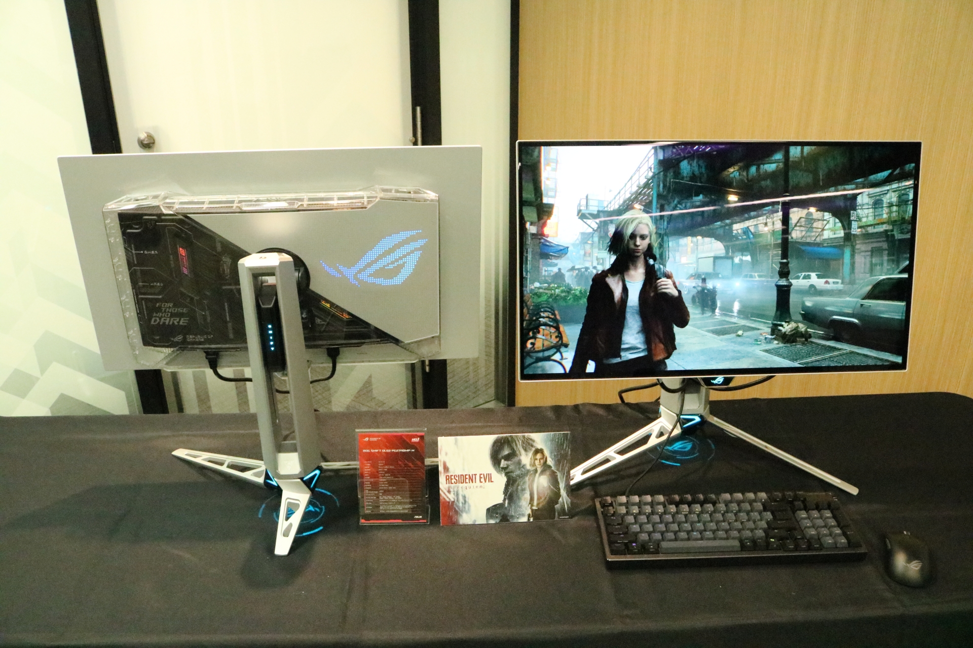 2025年11月29日に発売された26インチのQHD OLEDゲーミングモニター「ROG Swift OLED PG27AQWP-W」も展示
