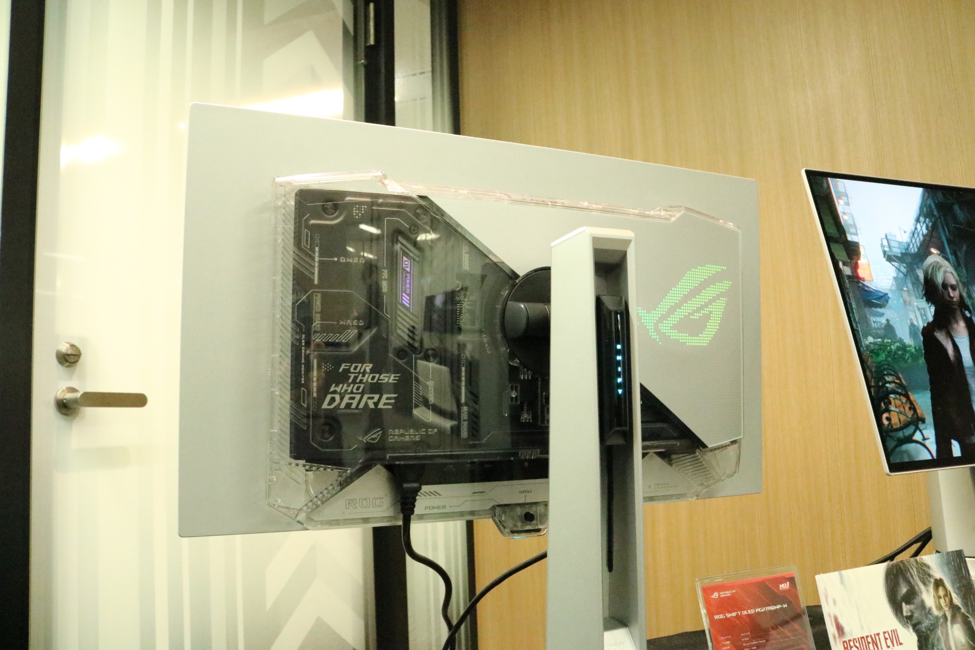 スケルトンのカバーに覆われた背面が印象的