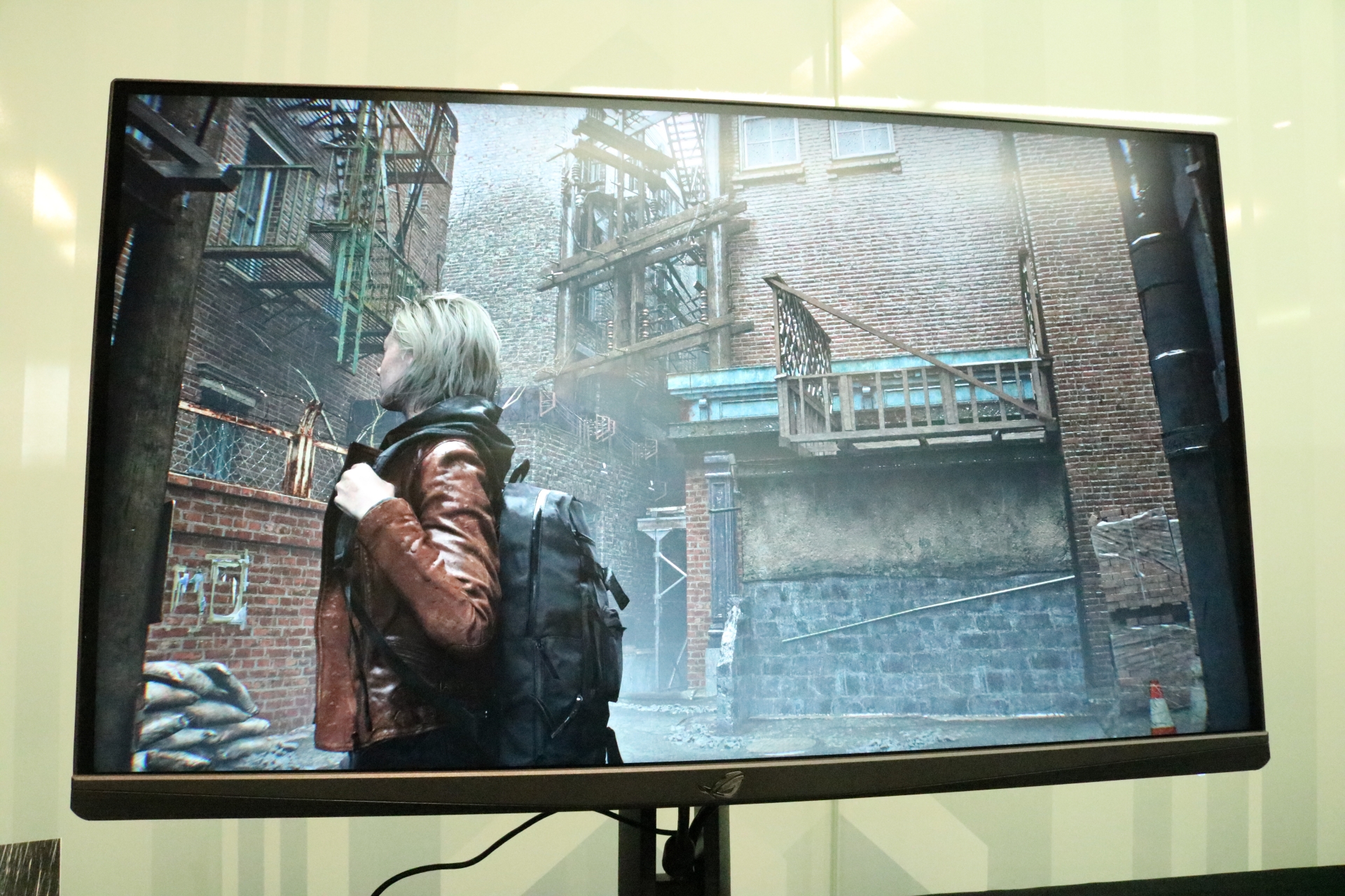 5Kの解像度で「バイオハザード レクイエム」を試遊。建物のディテールやキャラクターの質感が4Kよりも鮮明になっていて、リアリティさが増しているように見えた