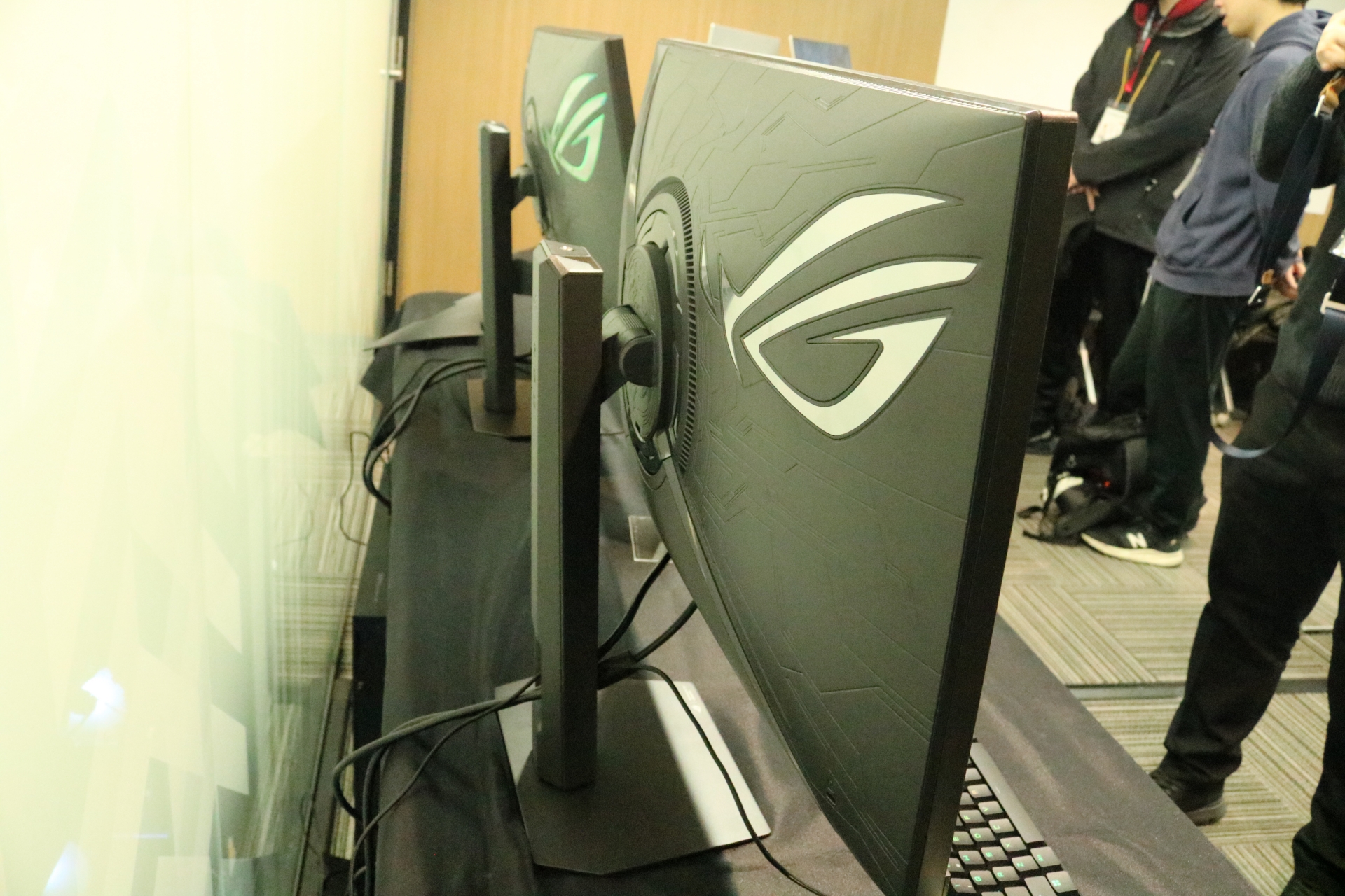 高さやスイーベル、チルト、ピボットが使える多機能スタンド。スタンドの頂点には、1/4インチの三脚ソケットが搭載されている