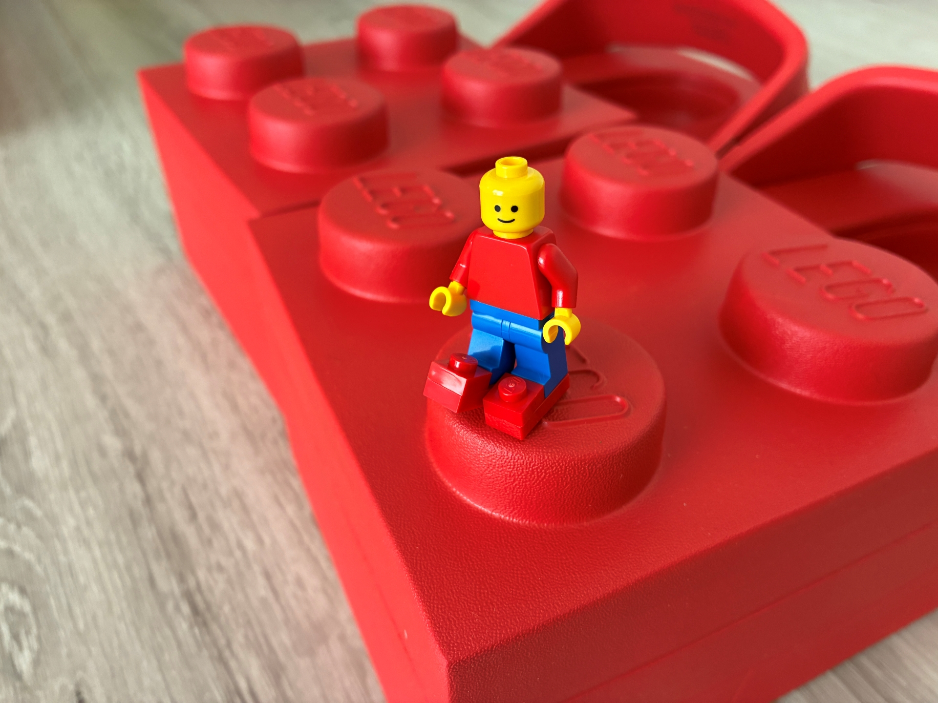 おまけのレゴ ミニフィギュア。同じ格好ができるところがポイント