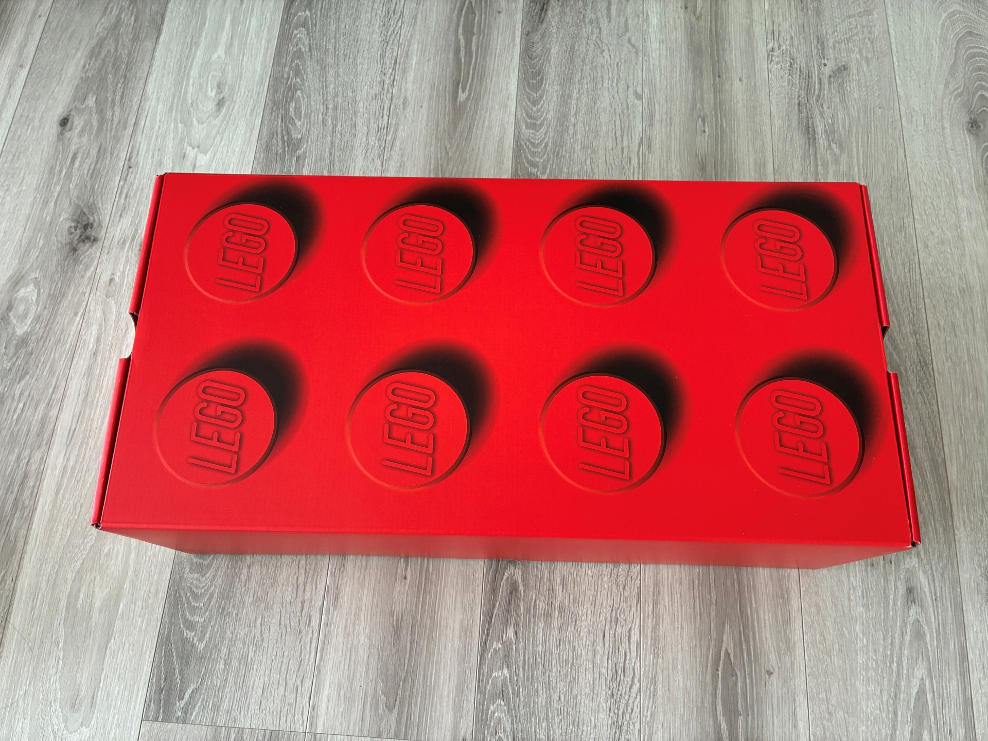 レゴ ブロックを模した、もはや巨大な箱のパッケージ