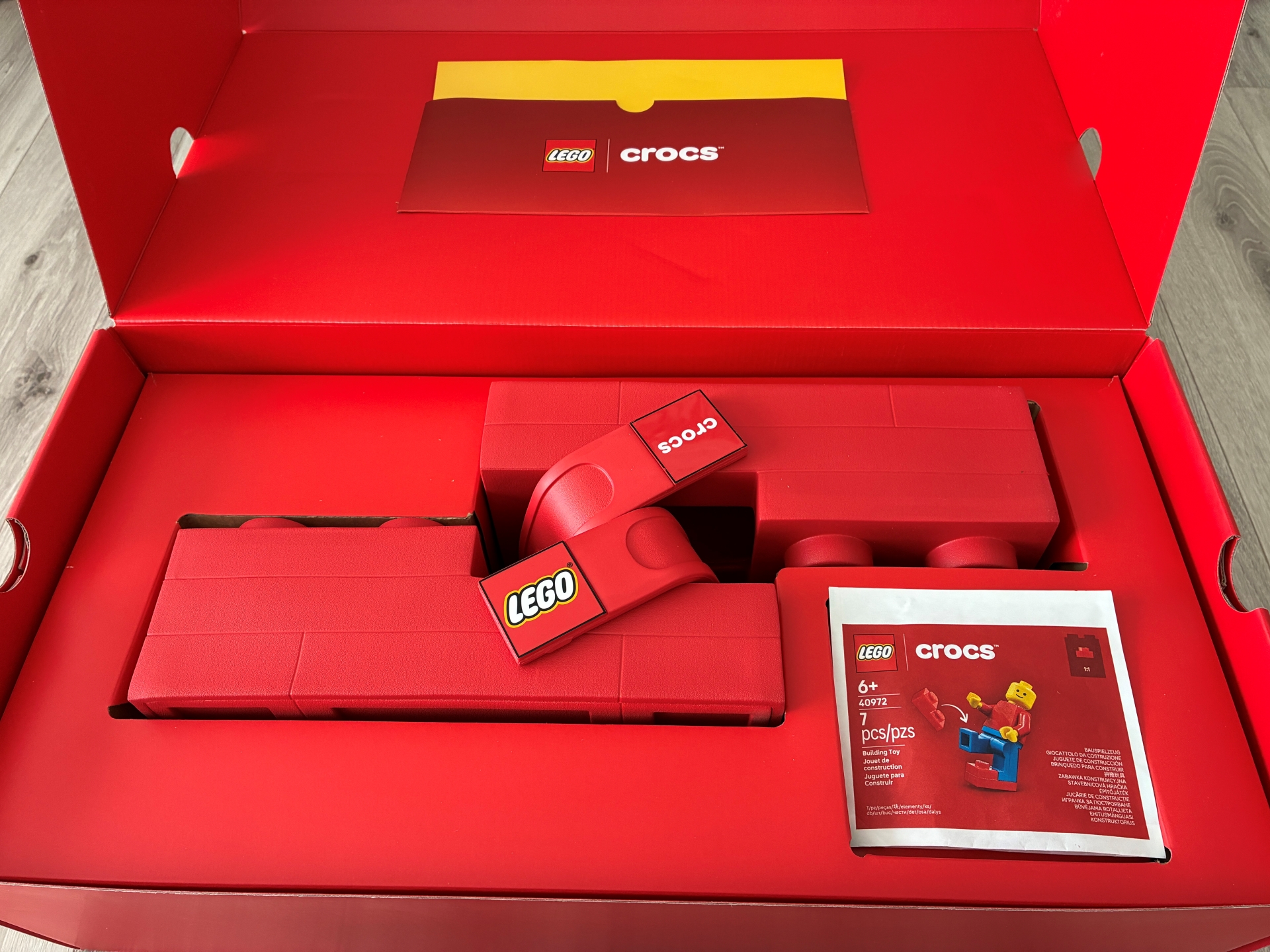 レゴ ブロックを模した、もはや巨大な箱のパッケージ