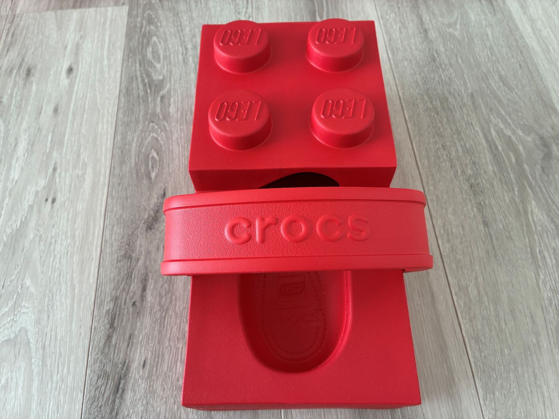 取り出したところ。足を入れる場所などにクロックスのロゴがある