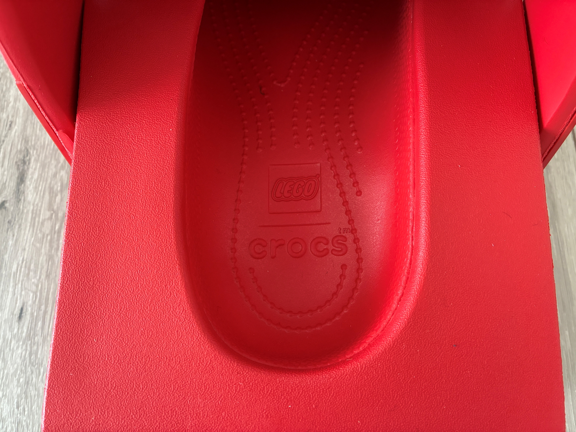 取り出したところ。足を入れる場所などにクロックスのロゴがある