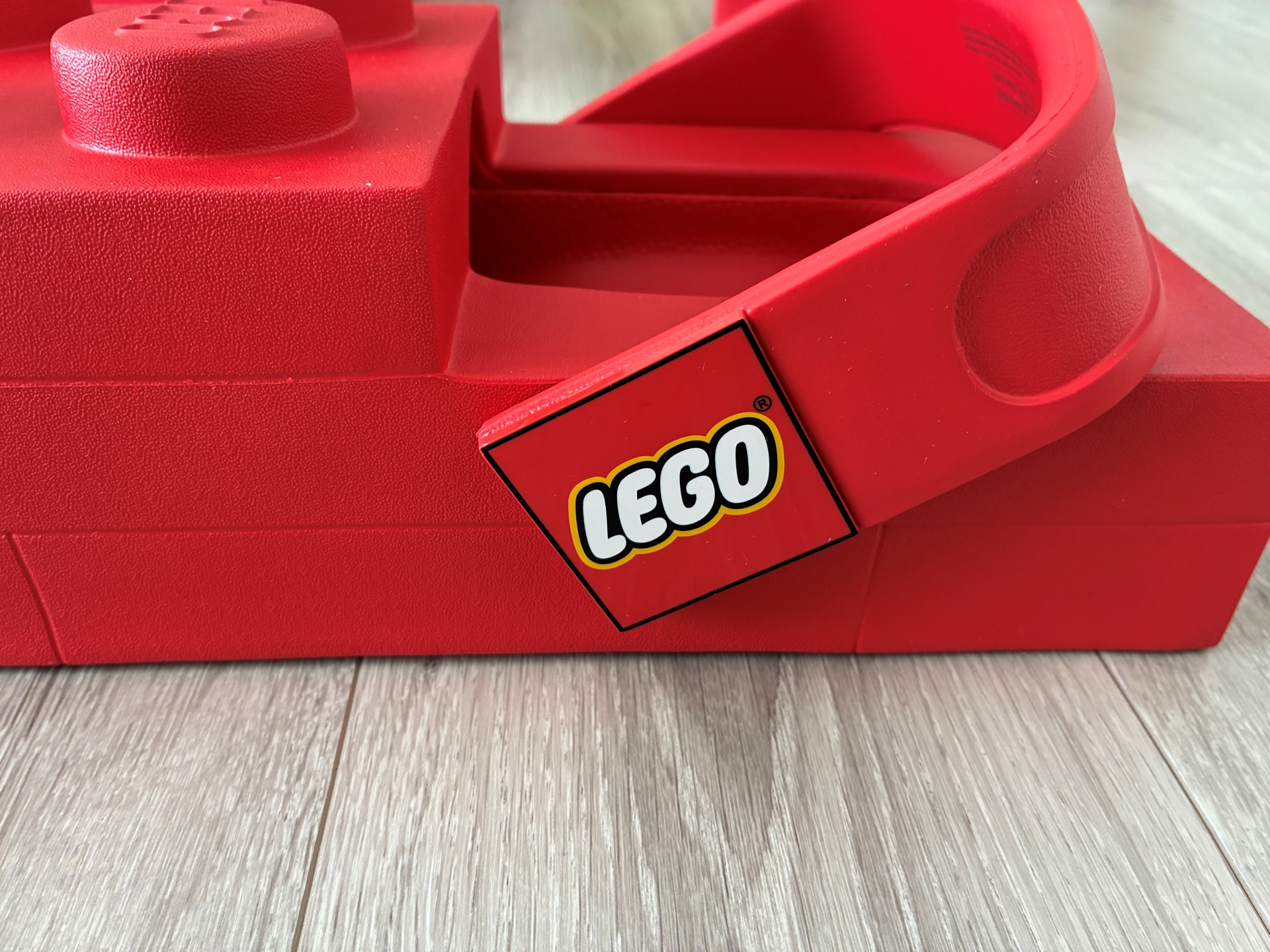 ベルトにはレゴブランドのロゴマークも