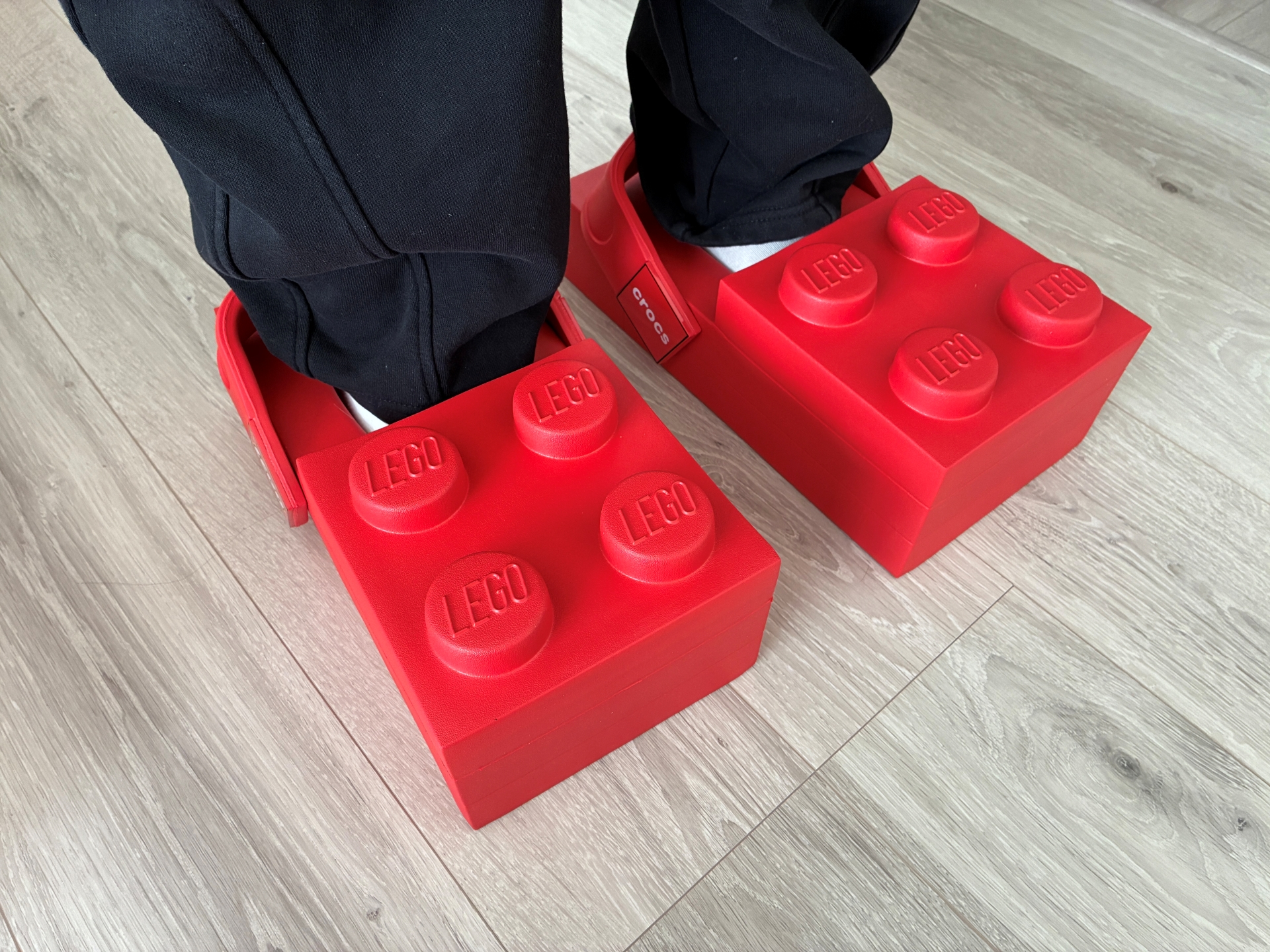 履いたところ。大きさもデカいがビジュアルも強い