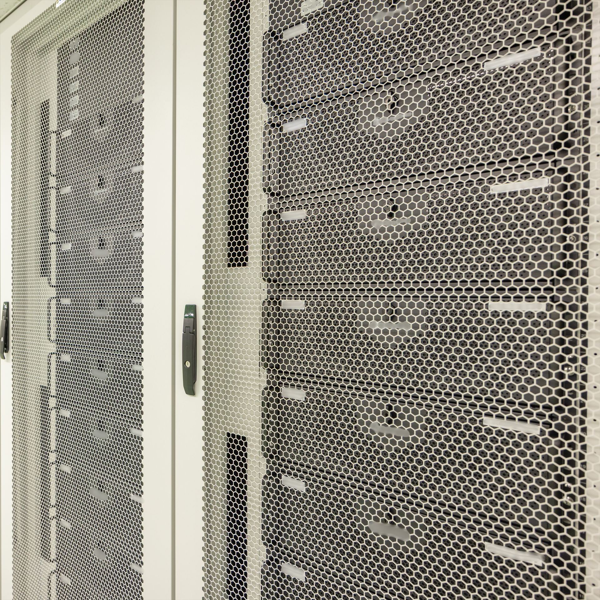 サーバールーム内のラックの様子。ラックが11台並んだ列が左右に1つずつあるため、1つの部屋で22台のラックがあることになる。株式会社ハイレゾ提供