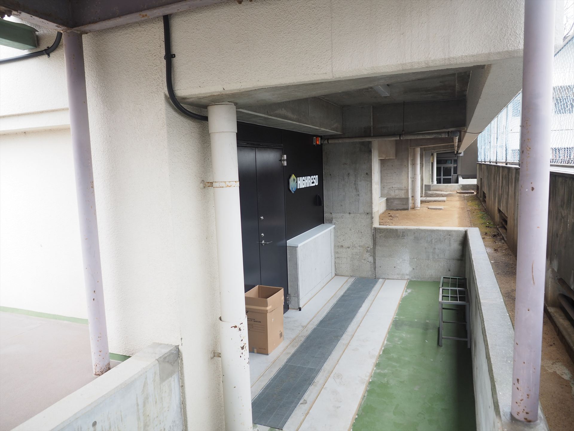 左に見えているのがデータセンターの入口