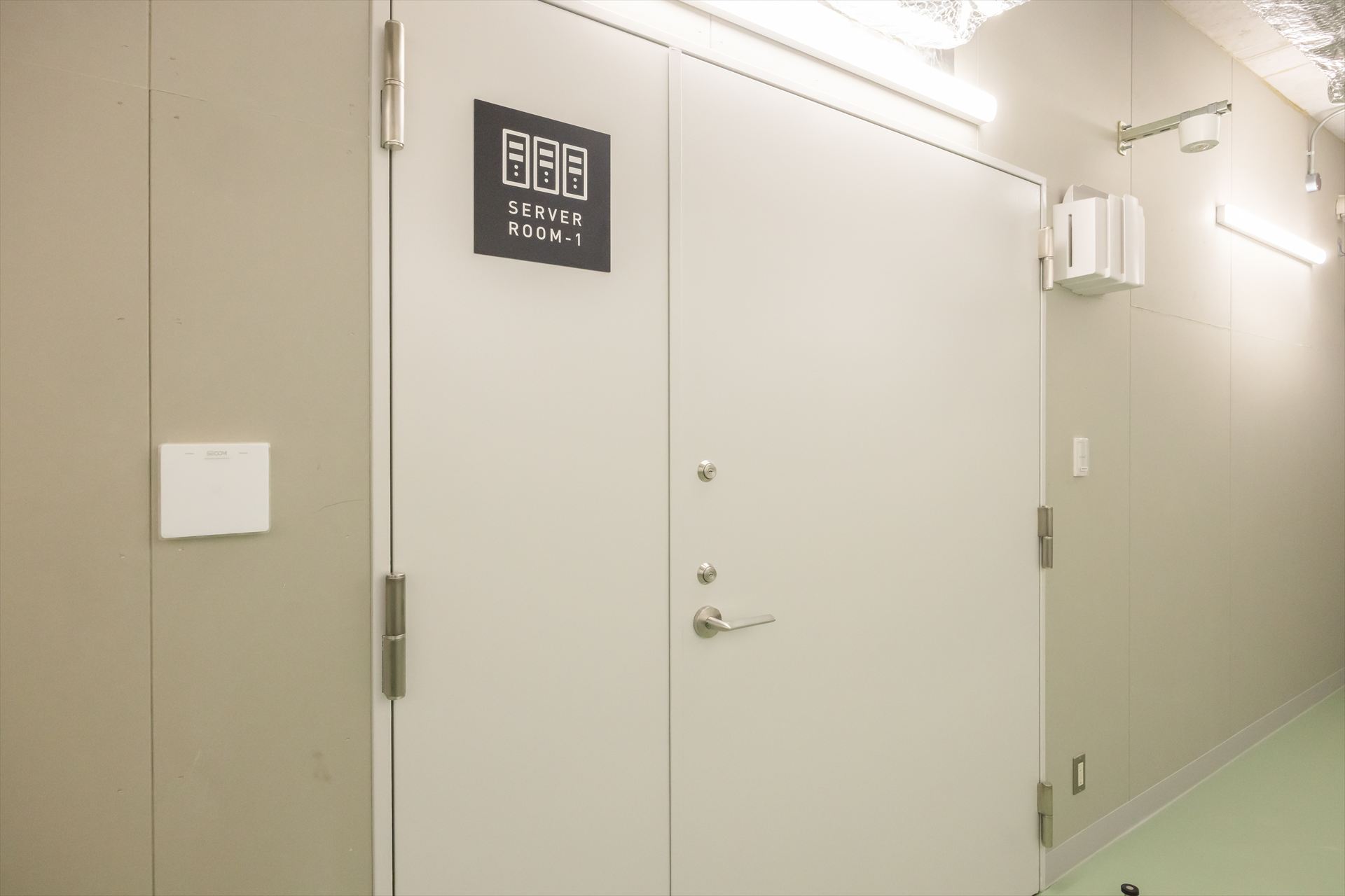 サーバールームは2つあり、こちらはサーバールーム1の入口ドア。株式会社ハイレゾ提供