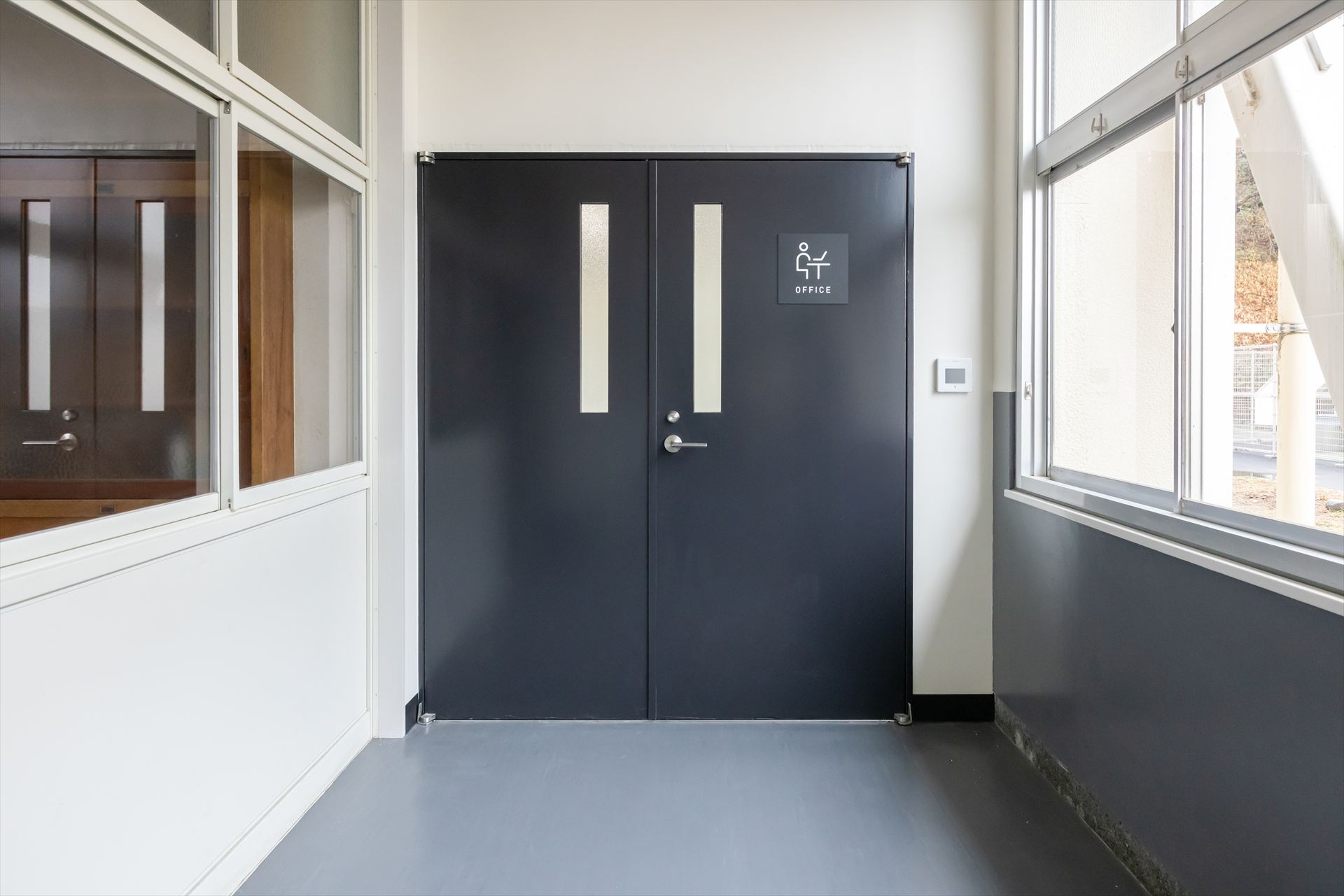 データセンター内にある執務室の入口。株式会社ハイレゾ提供