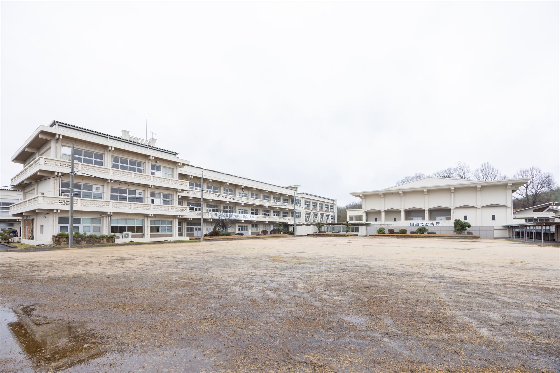 旧綾上中学校の外観。左に並んでいる建物が校舎、右の建物が体育館であり、体育館下をGPUデータセンターとして改装した。株式会社ハイレゾ提供
