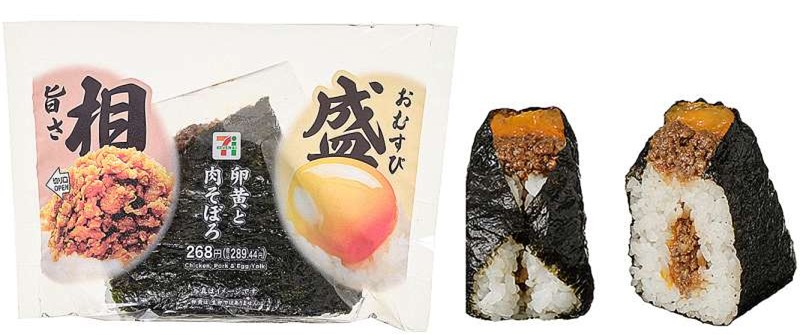 甘辛く味付けした鶏そぼろに卵黄ソースをトッピング。まろやかで濃厚な卵黄ソースが優しく包み込む
