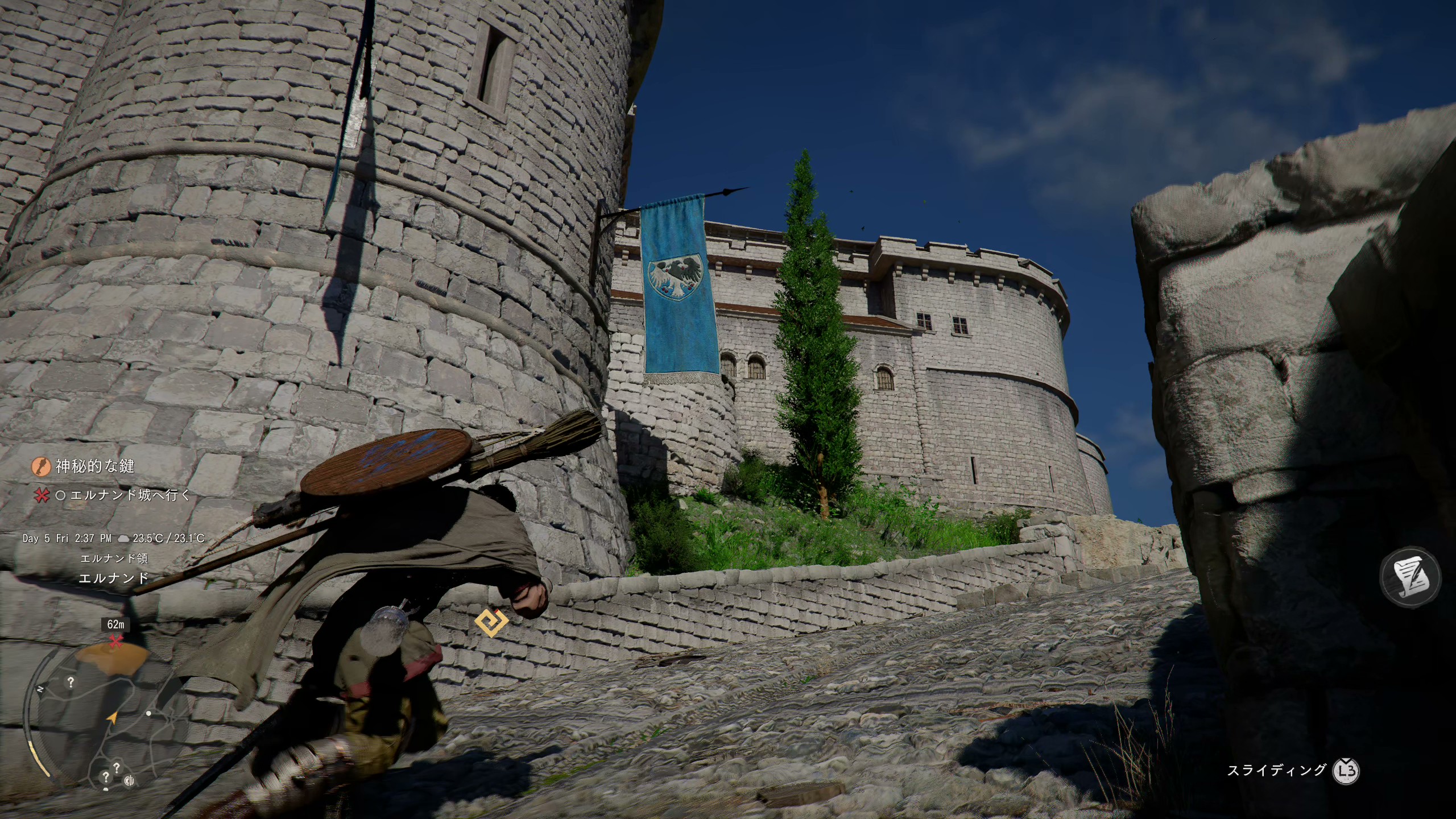 城壁をよじ登ってみようと思い、城の側面へ