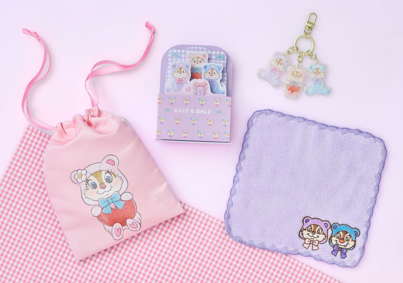 巾着　1,200円/ メモセット スタンド付き　1,200円/ キーチェーン　1,200円/ ミニタオル　900円