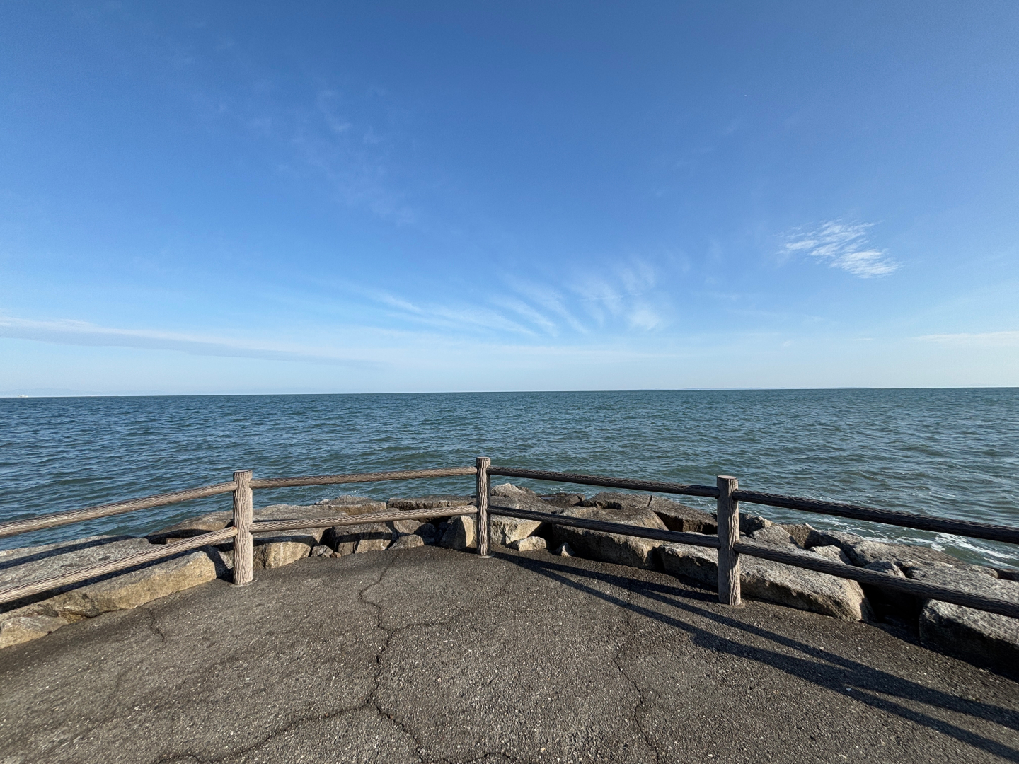 こちらは二見浦にあるスポット。Googleマップ上では「突堤」と記されている。個人的に一番行きたかった場所で景色が最高！ 突堤の先まで行くと海岸線を一望できる