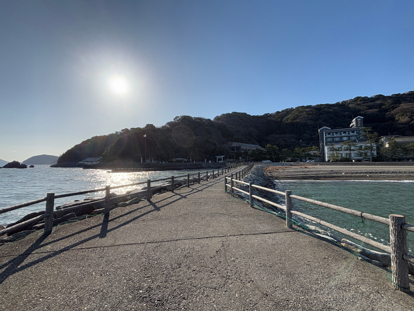 こちらは二見浦にあるスポット。Googleマップ上では「突堤」と記されている。個人的に一番行きたかった場所で景色が最高！ 突堤の先まで行くと海岸線を一望できる