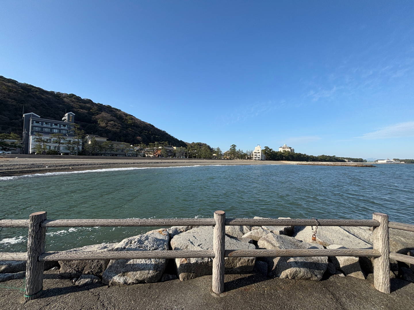 こちらは二見浦にあるスポット。Googleマップ上では「突堤」と記されている。個人的に一番行きたかった場所で景色が最高！ 突堤の先まで行くと海岸線を一望できる