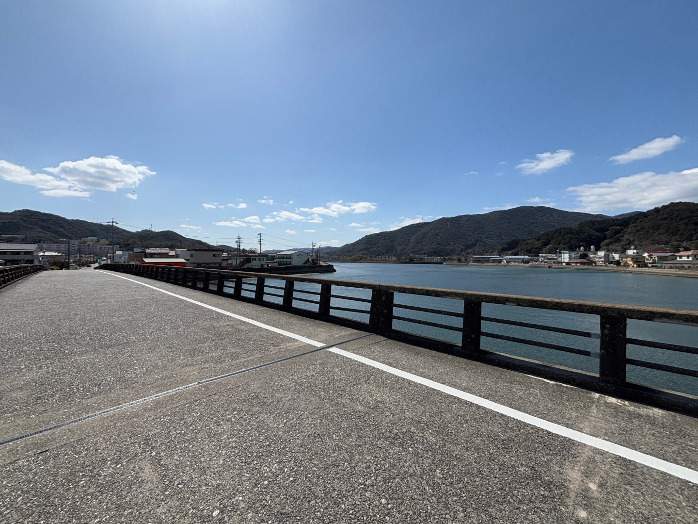 鳥羽マリンターミナルから南に進んだ「あらしま橋」が元になっていると思われる。車の往来が多いため撮影時は要注意