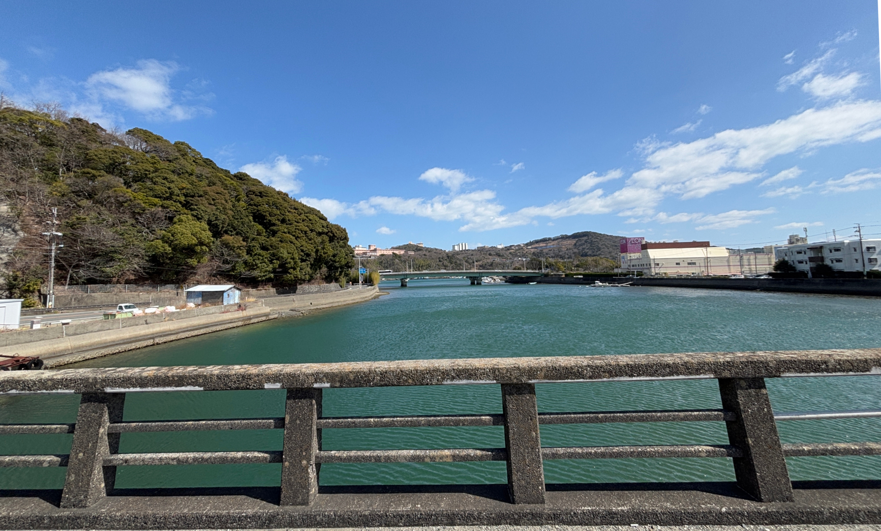 鳥羽マリンターミナルから南に進んだ「あらしま橋」が元になっていると思われる。車の往来が多いため撮影時は要注意