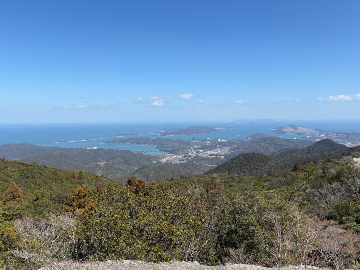 朝熊山頂展望台からの景色。3月ということでやや寒々しいが夏に訪れれば新緑溢れる景色が楽しめるだろう