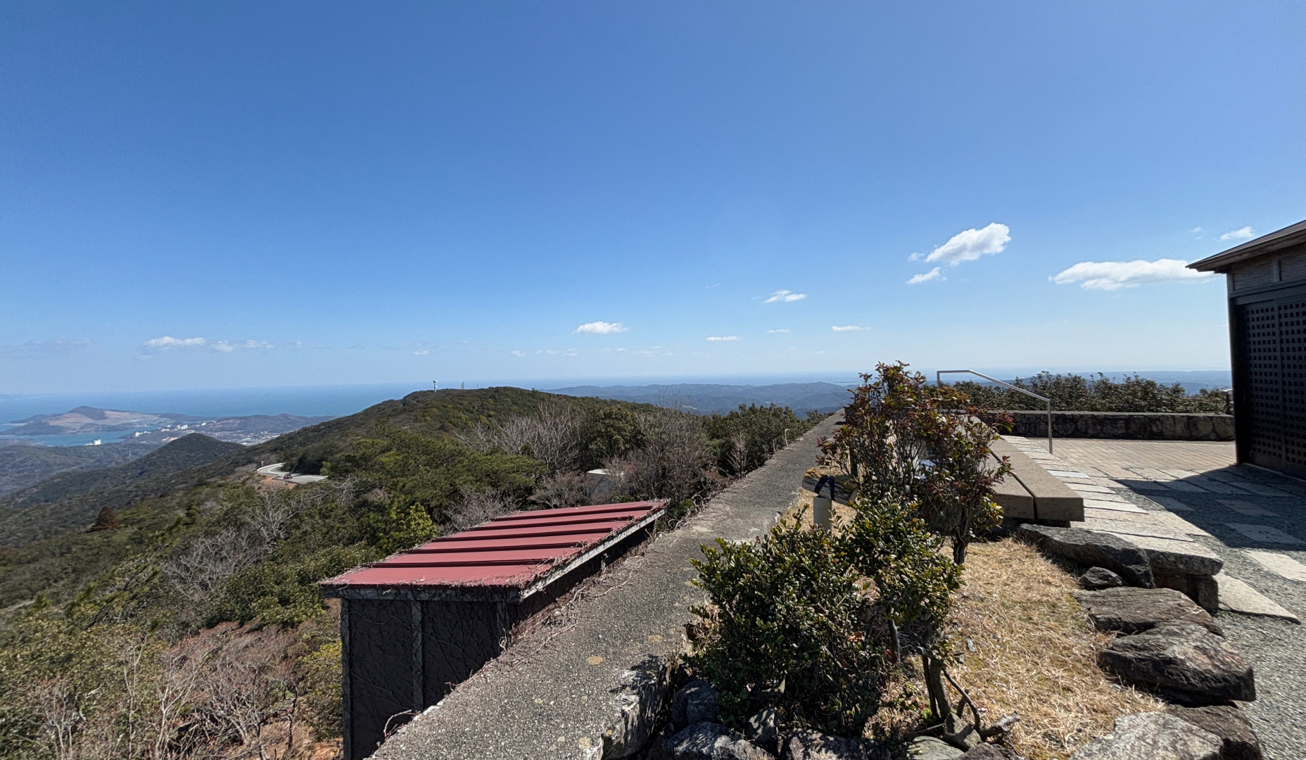 朝熊山頂展望台からの景色。3月ということでやや寒々しいが夏に訪れれば新緑溢れる景色が楽しめるだろう