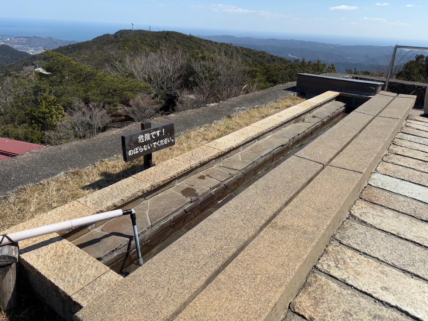 足湯や売店などもあるので一段落できるエリアだ