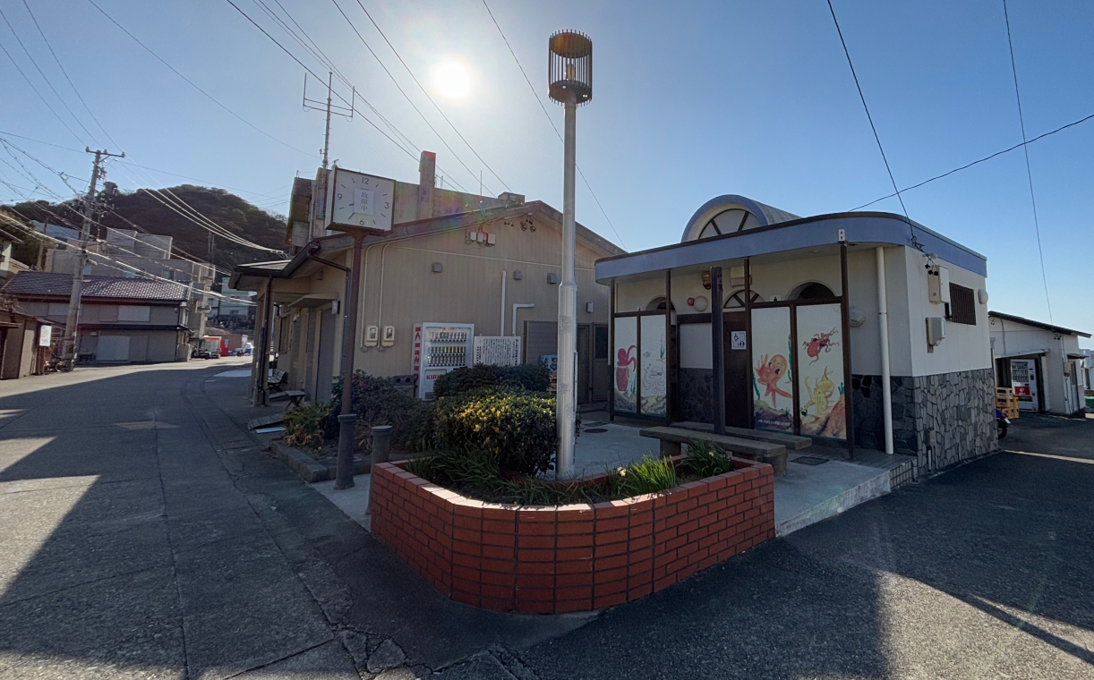 フェリー乗り場からすぐの場所。トイレや自販機が置かれているのでここで準備をしてから散策に出よう