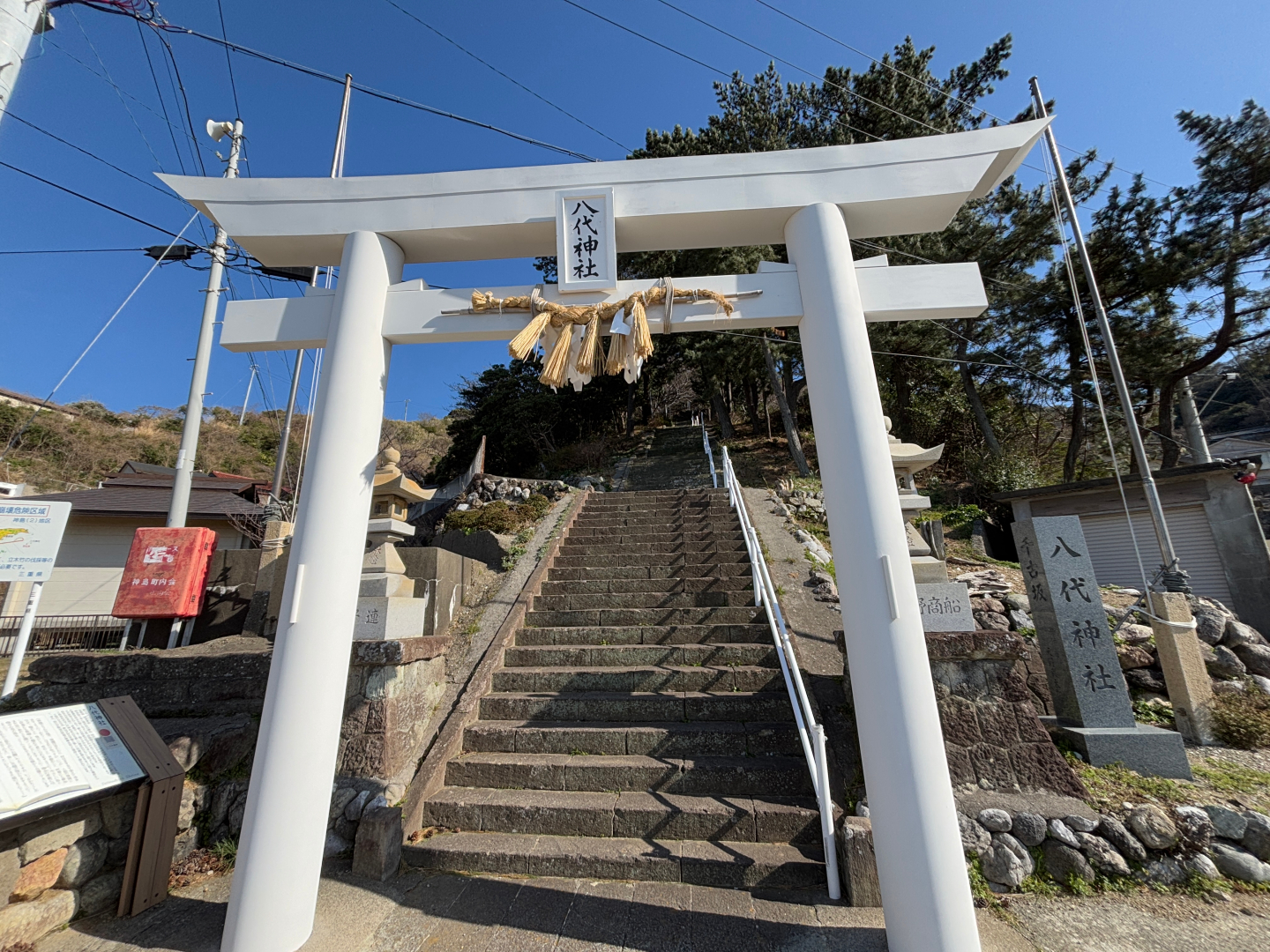 後の灯台に行くには階段を登る必要がある。非常にハード。お賽銭箱などが置かれた境内はかなり神々しい雰囲気なので、ゲームには出てこないが是非行ってほしい場所の1つ