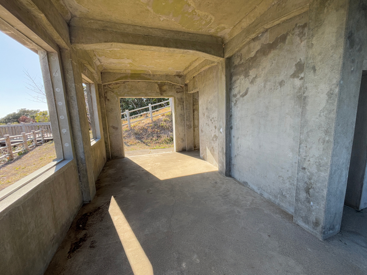 実際に中に入ることが可能。階段を登って屋上に行くと……？