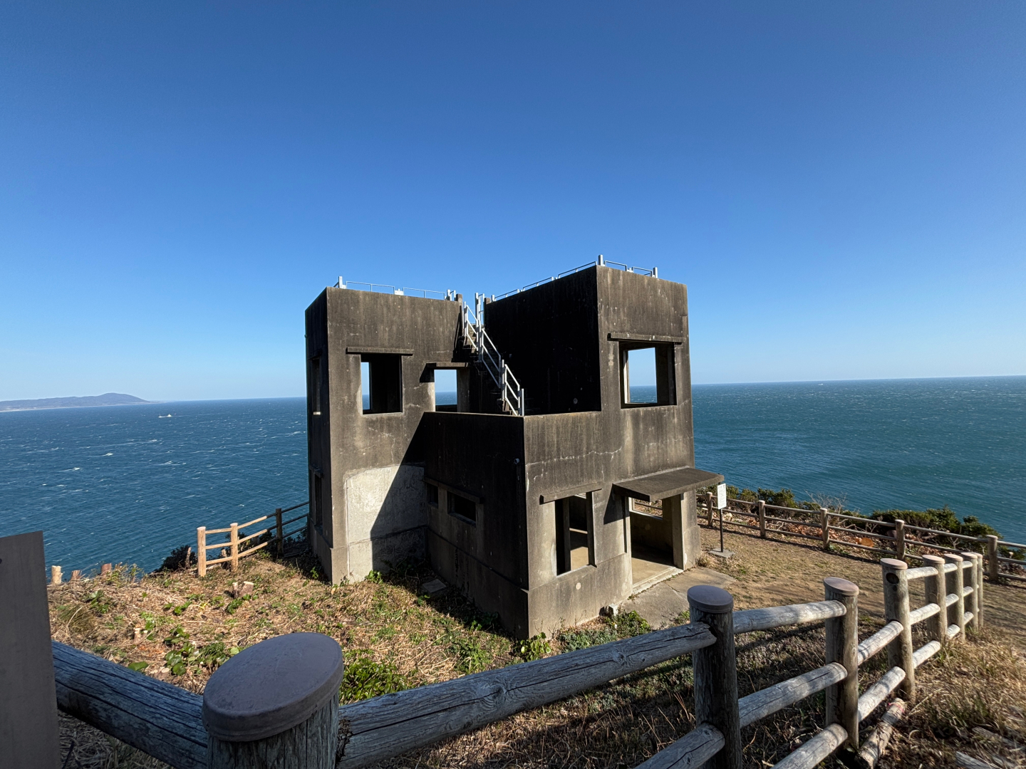 こちらが外観。安全のため柵がある