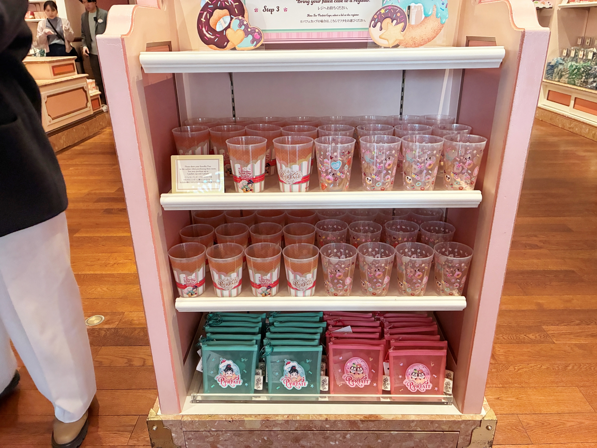 自分で中に詰めるお菓子を選ぶ。パフェカップはケースとフタの種類も選択可能