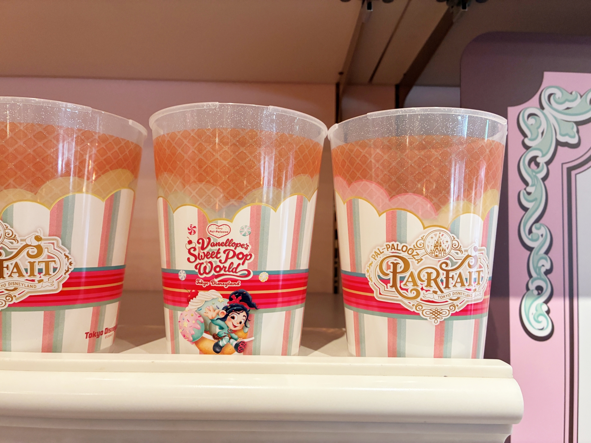 自分で中に詰めるお菓子を選ぶ。パフェカップはケースとフタの種類も選択可能