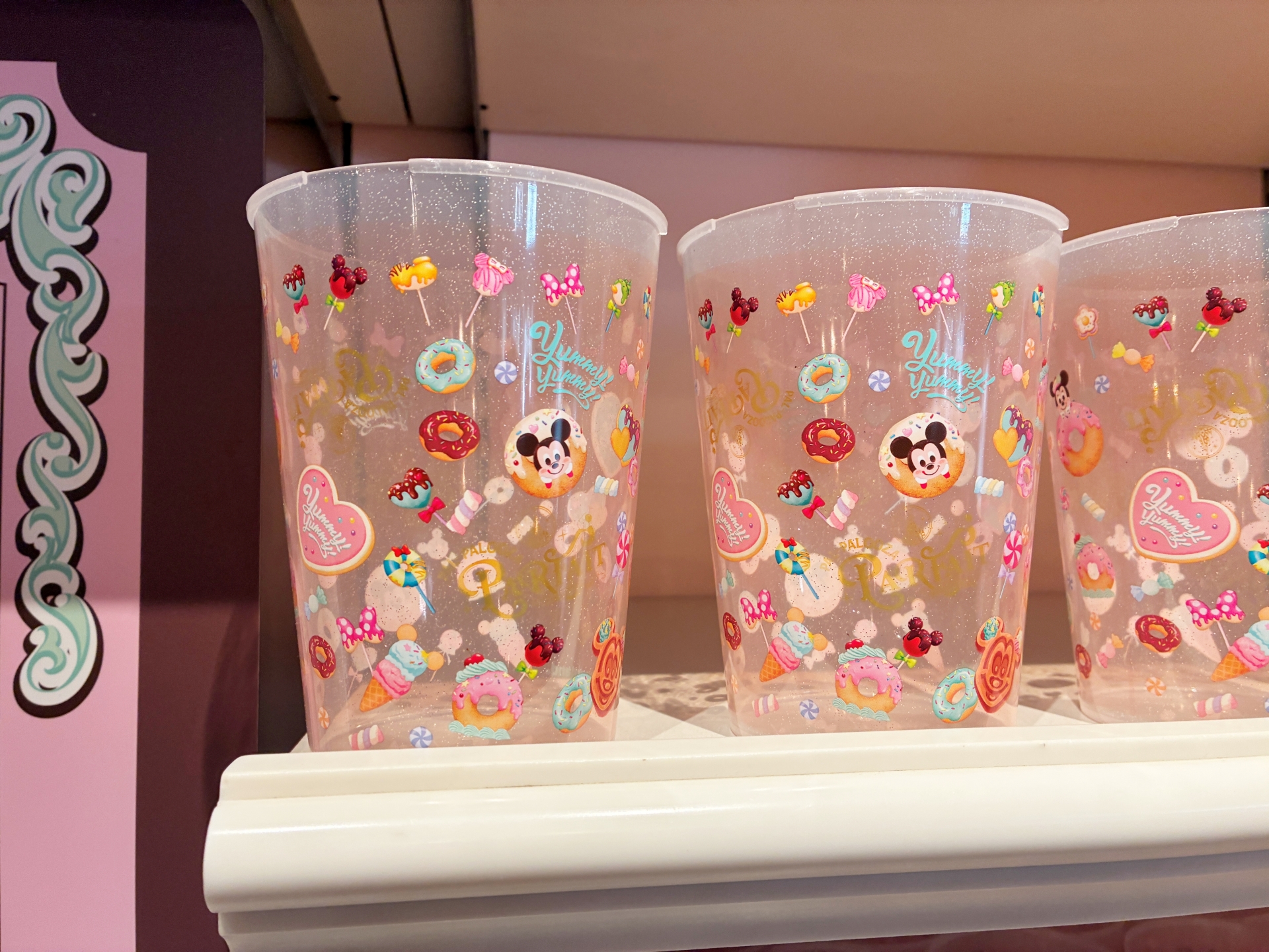 自分で中に詰めるお菓子を選ぶ。パフェカップはケースとフタの種類も選択可能