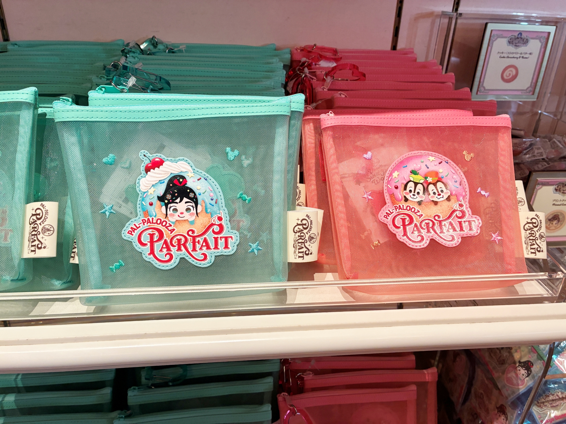 自分で中に詰めるお菓子を選ぶ。パフェカップはケースとフタの種類も選択可能