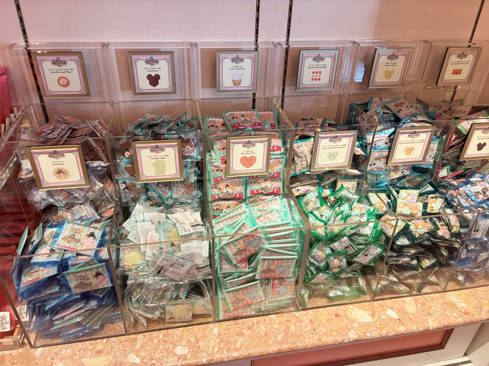 自分で中に詰めるお菓子を選ぶ。パフェカップはケースとフタの種類も選択可能