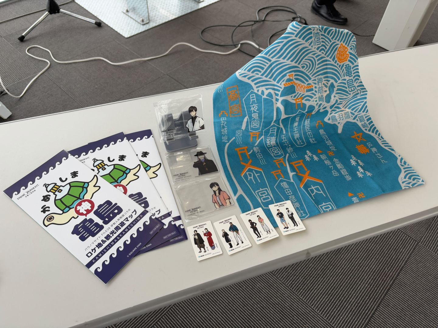 グッズの実物も公開。手ぬぐいなどかなりこだわりを感じるデザインで、現地に足を運ばなければ手に入らないアイテムだ