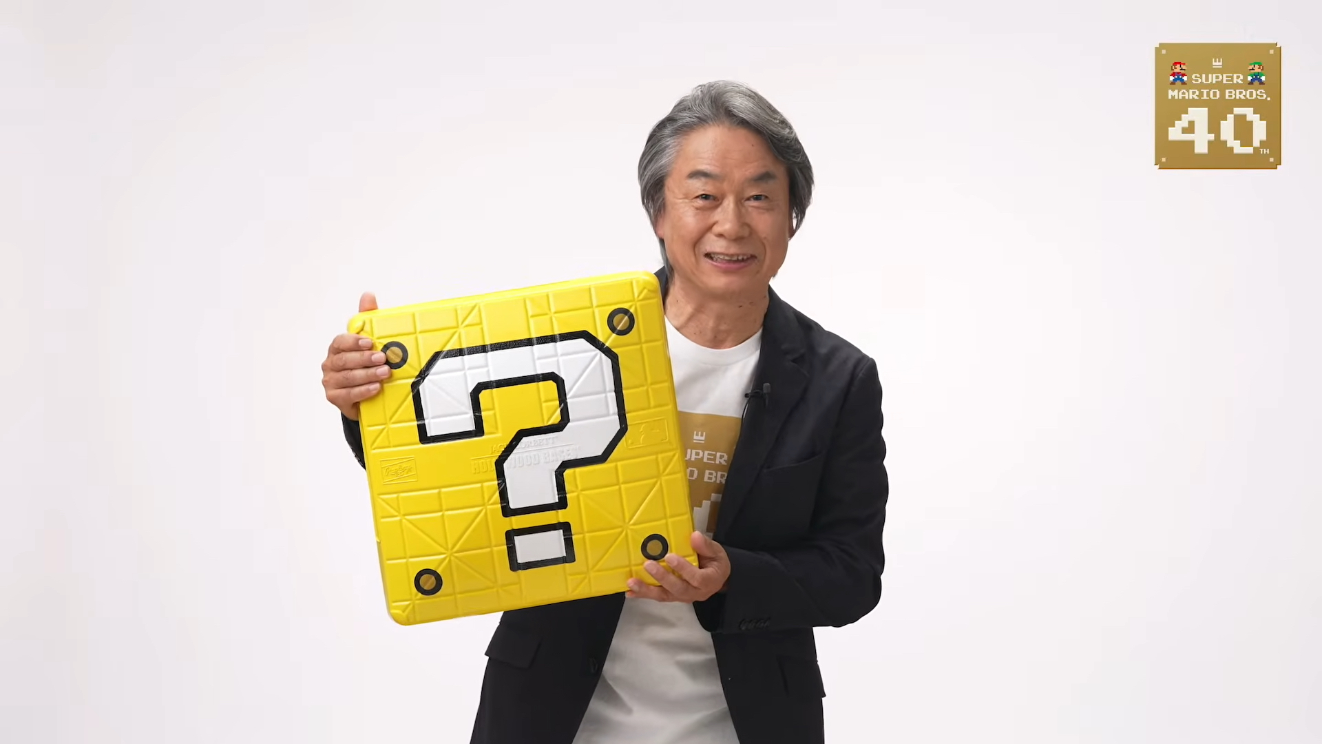 「ハテナブロック」デザインの塁ベースを持つ宮本茂氏