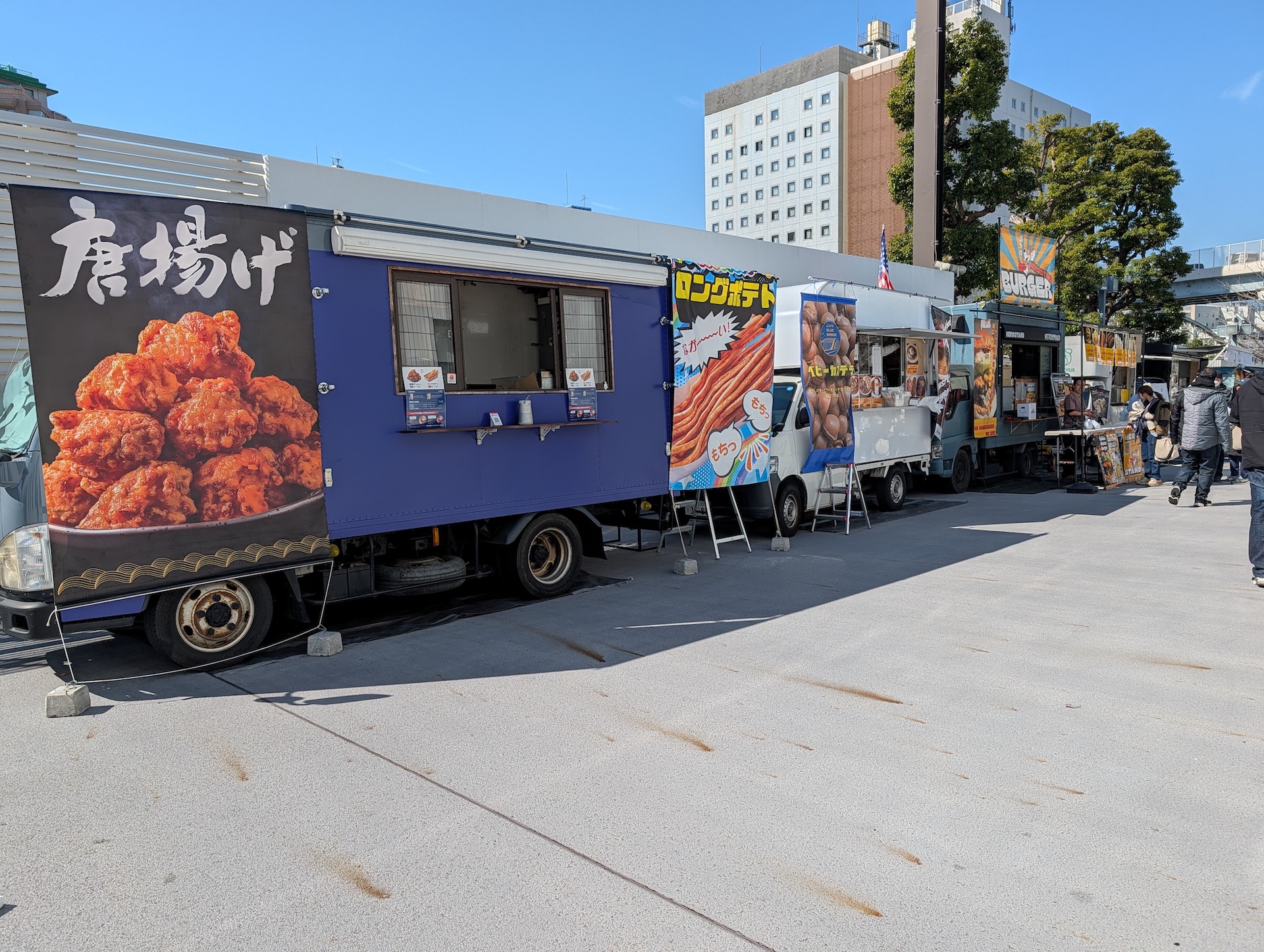 今年は国技館敷地内の側面のエリアにキッチンカーが立ち並んでおり、ご飯の心配はしなくてもよさそうだ！