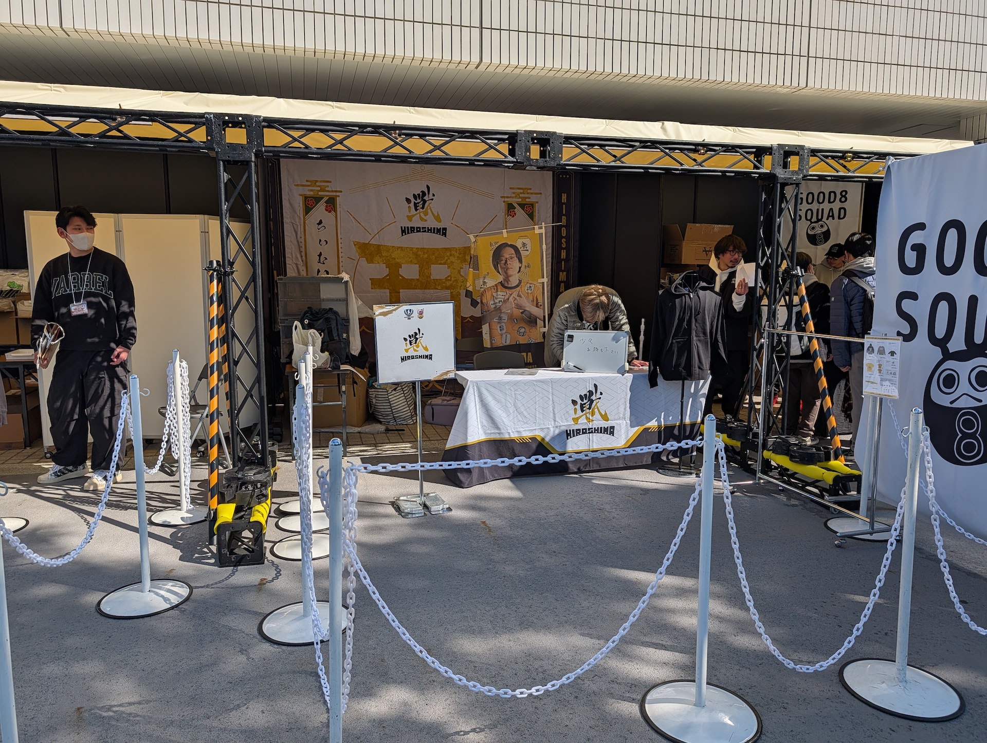 広島 TEAM iXAのブースは準備に手間取っているようで、まだ販売を開始していなかった