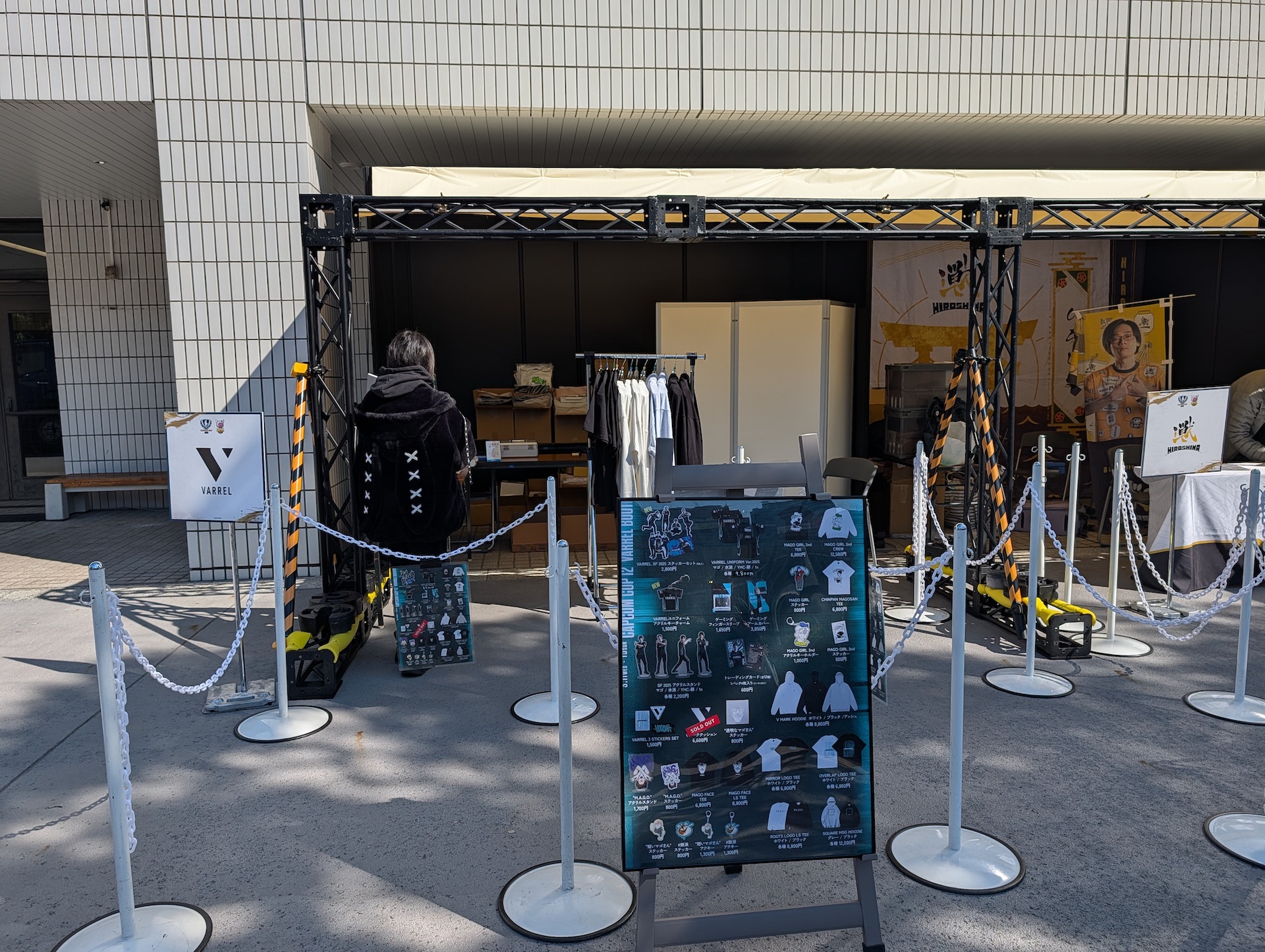 VARRELのブースでは、各種アパレル、グッズなどを販売。こちらも準備が完了した直後だった