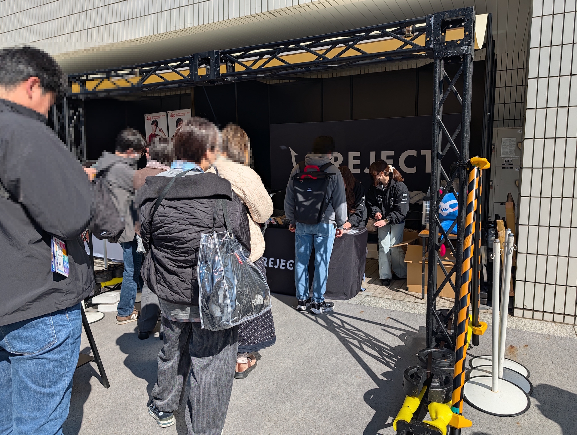 REJECTのブースも、チームロゴなどが入ったグッズ、アパレルなどを展開。行列ができている状況だ