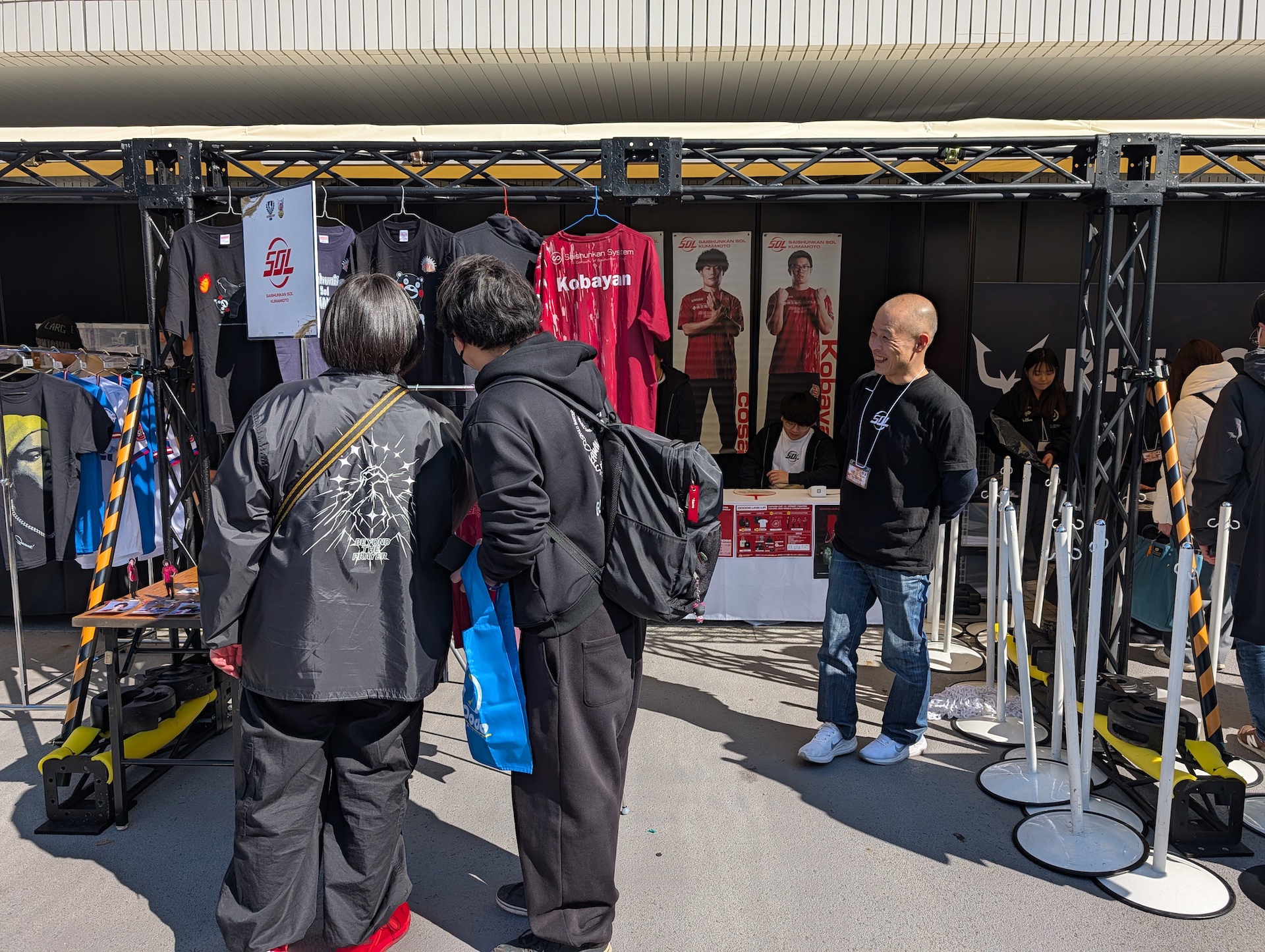 Saishunkan SOL 熊本ブースもグッズ販売を展開。Tシャツは着心地がよく、室内で着るのにちょうどいい