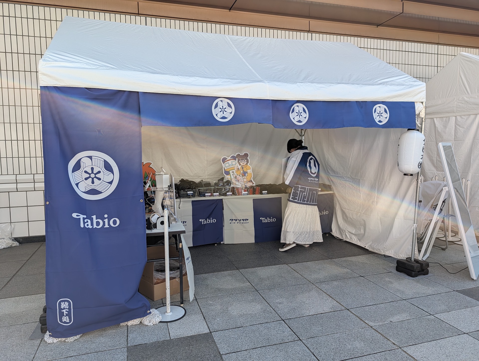 その向かいには、総合案内所と並んで、Tabioの販売ブースも出展されていた