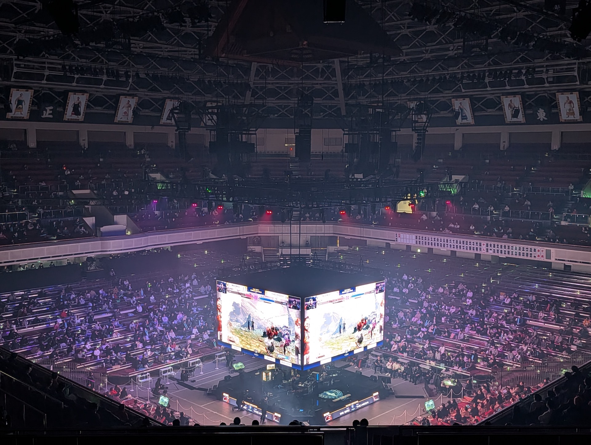 試合中の会場内の様子。升席の前面側はかなりの数が埋まっており、平日とは思えない盛り上がりを見せている