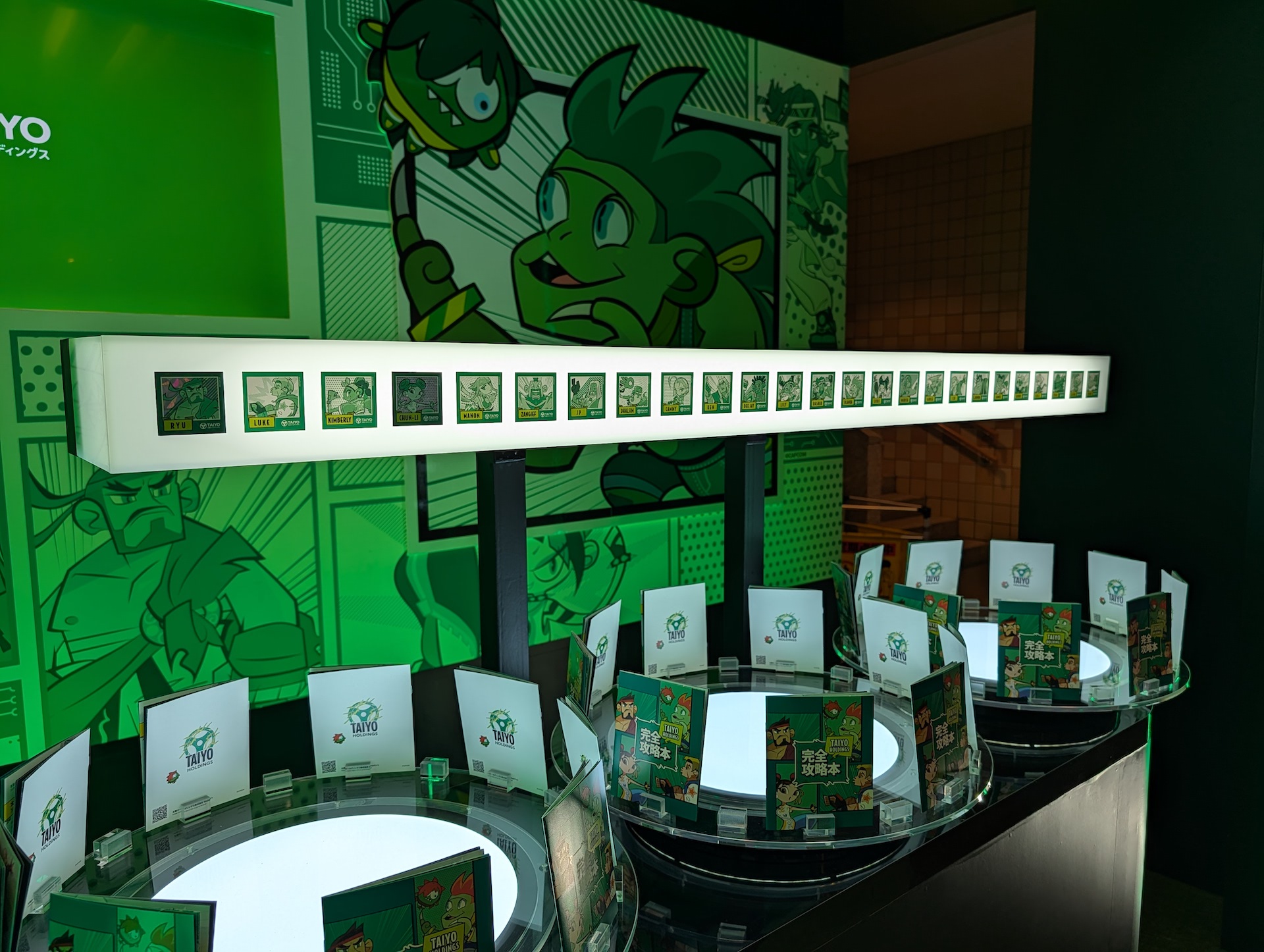 オリジナルステッカーについては、ブースの飾りとして各所に使用されているので、どんな図柄のステッカーかが確認できる